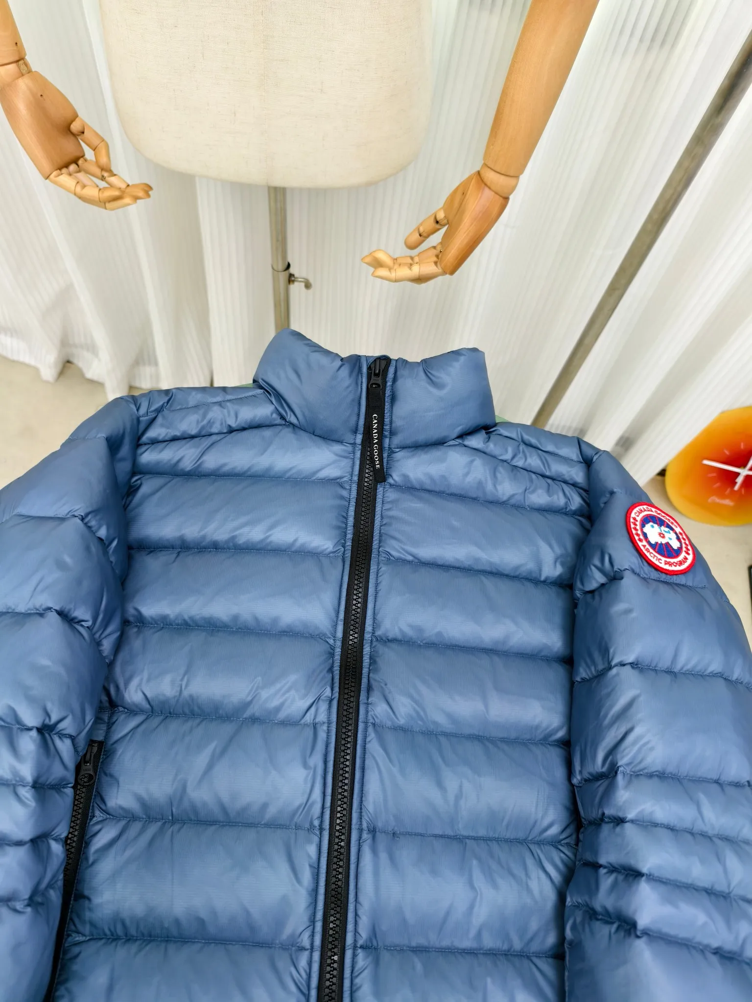 P880 2228M model (high version) Canada goose Crofton down jacket, this is a down jacket suitable for late autumn and early winter: on cold and rainy mornings, it can be used as a layer of warmth inside the rainproof jacket, and can be worn alone in the late autumn and early winter with a little bit of coolness. Filled with white duck down. The Crofton Jacket is a versatile, lightweight and versatile piece that even packs itself in for easy transport. The inner layer has removable elastic straps, making the jacket easy to carry on the shoulder and hands-free. 2 zippered hand pockets with fleece fabric on the knuckle side for softness and warmth. Color: black with black label, black with red label, ocean blue, superoxide blue, silver birch red label, silver birch black label Size: XS-2XL